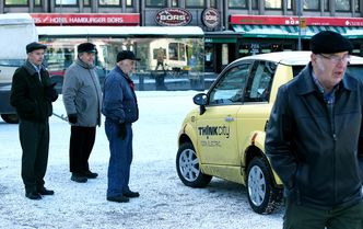 Think City mottas med finsk nysgjerrighet og/eller skepsis på torget i Turku. Foto: Per Erlien Dalløkken