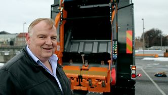 Brian Olesen, direktør i Phoenix Danmark, kom selv kjørende med den elektriske renovasjonsbilen. Foto: Per Erlien Dalløkken