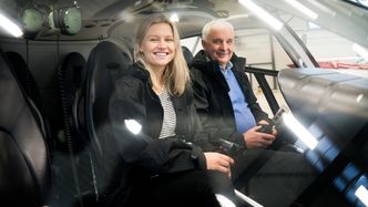 Frida Berglund gleder seg til å lære av Ola Tronrud mens de tråler Norge på langs i jakten på Norges smarteste industribedrift. Foto: Eirik Helland Urke