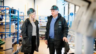 Frida Berglund og Ola Tronrud i lokalene til Tronrud Engineering. Foto: Eirik Helland Urke
