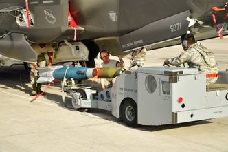 En GBU-12 Paveway II, som er en 500-punds laserstyrt bombe, er i ferd med å lastes om bord et F-35A på Nellis. Foto: U.S. Air Force photo/R. Nial Bradshaw
