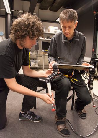 Stipendiat Tønnes Nygaard utvikler en fleksibel robot og forsker på hvordan en robot kan tilpasse seg både i form og bevegelse ut i fra omgivelsen den befinner seg i. Den skal utstyres med ulike sensorer som skal bistå i å forutse fremtidige situasjoner den må håndtere. Her er han sammen med professor Jim Tørresen. Foto: Nils Olav Mevatne