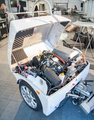 Inni tilhengeren er det en motor, generator og likeretter, som forsyner batteriet i bilen med strøm. Foto: Marius Valle