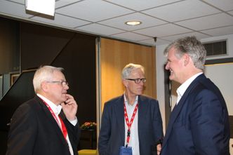 Per Magne Einang (Sintef Ocean), Per A. Brinchmann (Wilh. Wilhelmsen) og Tor Olav Trøim i samtale på Mannskapshullet skipsfartskonferanse i Trondheim. Foto: Tore Stensvold