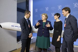 Statsminister Erna Solberg (H) og forsvarsminister Ine Eriksen Søreide (H) sammen med Geir Håøy (t.v) og Eirik Lie, i Kongsberg-gruppen. Foto: Kallestad, Gorm