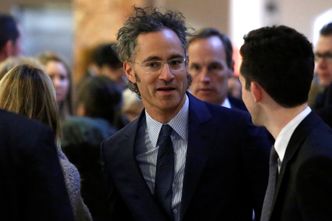 Arkivfoto av Palantir Technologies-sjef og medgründer Alex Karp. Her på vei inn til et møte den den gangen nyvalgte president Donald Trump, sammen med andre teknologiledere i skyskraperen Trump Tower på Manhattan. Foto: Andrew Kelly, Reuters