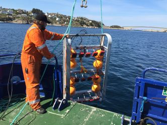 Kjelken veier 100 kg på land. Luftbøyer montert for å gi nøytral oppdrift. Foto: Miko Marine