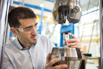 Sintef-forsker Giovanni Perillo har ansvaret for å utvikle det plastliknende materialet som skal forsegle veggene i kommende underjordiske lagre for trykkluft. Foto: Foto
