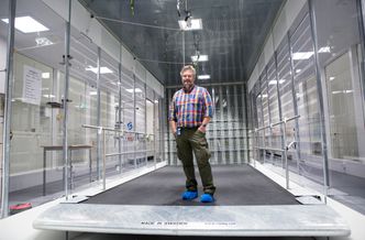 Senterleder ved Sports Tech Research Centre, Michael Bäckström, viser stolt frem skilaben ved Mittuniversitetet. Foto: Mona Strande