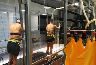 Her kjøres det tester på rullebåndet for å finne ut hvor mye kraft og energi man sparer på å ligge bak en annen utøver når man staker på rulleski. Foto: Mats Ainegren