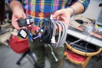 Dette virvaret av kabler og sensorer er en selvbygd kreasjon av trykksensorer og akselerometre brukt til å måle trykk og vibrasjoner tre millimeter under snøoverflaten i et skispor. Foto: Mona Strande