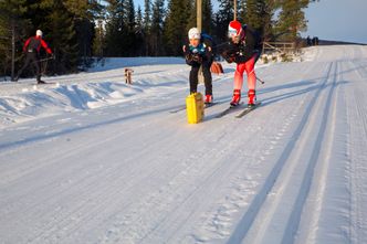 I samarbeid med selskapet Emit forsøker Olympiatoppen å forbedre programvaren og nøyaktigheten til tidtakingsbrikker slik at de kan brukes til parallelltesting av ski, og sende resultatene direkte til en app. Her tester Felix Breitschädel og Håvard Skorstad, som er ansatt i Olympiatoppen via prosjektet Ski 2018, to skipar mot hverandre. Foto: Mona Strande