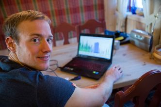 Øyvind Moen Fjeld liker å tallfeste det som tallfestes kan for å ha bedre kontroll på om han trener riktig. På Overskudd-nettsiden kan han analysere egen puls og HRV hvert minutt hver dag, om ønskelig. Blå farge betyr aktivitet, i dette tilfellet et skirenn. Grønn viser restitusjon, og rød farge symboliserer stress. Foto: Mona Strande