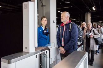 Passasjerene må forhåndsregistrere seg, og skanne boardingpass, pass og ansikt i en spesiell kiosk. Foto: KLM