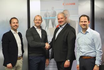 Fra venstre: Svein Erik Myhr, Canon Norge, Pål Reinert Bredvei i Documaster, Henrik Klemetsen i Canon Norge og Simen Sandberg i Documaster. Foto: Canon