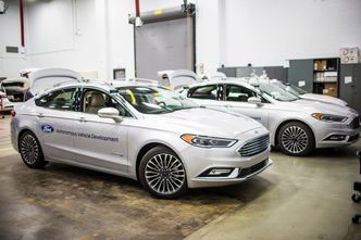 Fords nye generasjon utviklingskjøretøy for autonomi ble vist frem under CES i Las Vegas i Januar. Her er sensorene mer integrert i kjøretøyet enn på tidligere utgaver. Foto: Ford Motor Company