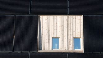 Fasaden preges av 36 solcellemoduler. Modulfasaden avbrytes kun av vinduer. Foto: Eirik Helland Urke