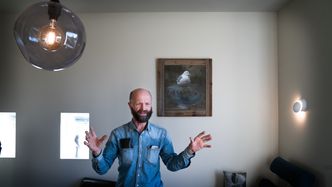 Edvard Kolnes er svært fornøyd med sitt nye hjem. Foto: Eirik Helland Urke