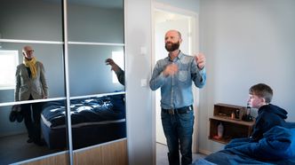 Kolnes' soverom er i tredje etasje. Sønnen sitter i senga, mens Røstvik er til venstre. Foto: Eirik Helland Urke