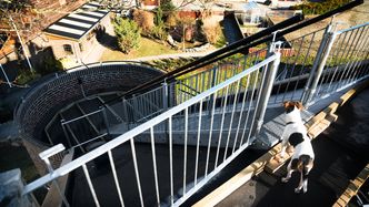 Fra takterrassen kan man se havet. Til våren skal Kolnes lage blomstereng langs trappen som binder husets to terrasser sammen. Foto: Eirik Helland Urke
