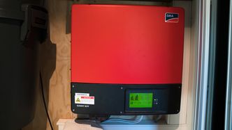 Solcellestrøm-omformeren fremstår som liten sammenliknet med de store flatene med solcellemoduler. Dette er fordi solcellemodulene fordeler seg over to sider, slik at de aldri genererer mer enn halvparten av den totale nominelle effekten. Dermed kan omformeren også være mindre. Foto: Eirik Helland Urke