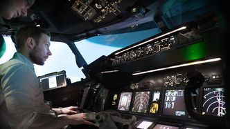 Så lenge en ekspert hjelper til og gir kontinuerlige instruksjoner, kan til og med en TU-journalist lande en 737. Så vidt. Foto: Eirik Helland Urke