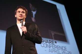 George Hotz er en kjent hacker, som har utviklet et system for å gjøre enkelte biler selvkjørende på linje med Teslas Autopilot. Foto: SHARE Conference/CC BY-SA 2.0
