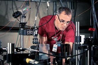 - Å bygge større og større akseleratorer blir mer og mer utfordrende. Nå undersøker vi om det er mulig å lage partikkelakseleratorer på en mye mer kompakt måte med plasmateknologi, sier professor Erik Adli ved UiO. Foto: Brad Plummer