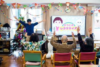 Roboten Pepper brukes for å løfte stemningen og få fart på de fysiske øvelsene på sykehjemmet. Foto: Said Karlsson