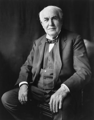 Thomas Edison hadde bygget ut DC-basert kraftforsyning i New York, men han kunne ikke overføre den lavspente strømmen langt.