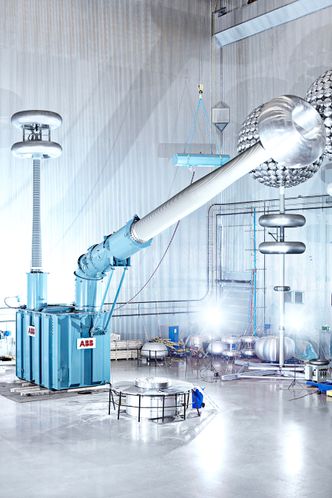 Svære saker: Her ser vi en av transformatorene som trengs i et UHVDC-anlegg for å endre spenningen på vekselstrømmen. Dette er en enfase transformator og det trengs tre slike. Bildet er tatt under spenningstest i fabrikk med påmonterte gjennomføringer for tilkobling av prøvespenning.