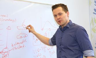 Kontroll: Morten Breivik og Instititutt for teknisk kybernetikk vil ta kontroll over big data, og skaper et helt nytt fag for å sikre at mennesker alltid står øverst i beslutningshierarkiet. Foto: Joachim Seehusen