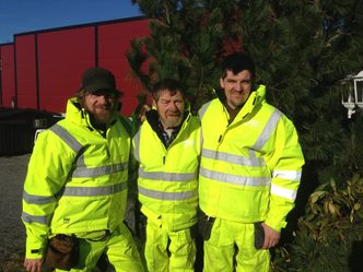 Svein-Erik Fosser, Bjørn Erling Andersen og Glenn-Vidar Fosser hadde ikke sett for seg at oppgaven med å klinke de nye naglene til brua skulle være så omfattende som de ente opp med å være. Foto: BEA mek