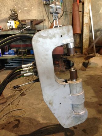 Fosserbrødrene måtte utvikle et helt nytt verktøy for å klinke den gamle svingbrua. Foto: BEA mek