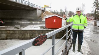 Bredo Larsen tok med seg ultralydapparatet ut på brua og kunne konstatere at alle de gamle naglene fremdeles var hele og av god kvalitet. Foto: Mari Gisvold