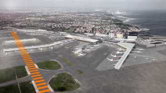 Slik vil Københavns Lufthavn se ut i 2024, dersom politikerne og Bygge- og Trafikstyrelsen godkjenner utbyggingsplanen med en vestlig utvidelse. Ing.dk har lagt til den stiplede oransje linjen i lufthavnens visualisering for å vise hvor tverrbanen ligger i dag, og hvor den nye «fingeren» og oppstillingsplassene vil ligge.
