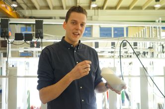 Levende egg:– I denne flasken her finnes det ca. 240 millioner hoppekrepsegg, forteller teknisk sjef i C-Feed AS, Ole Andreas Moum Lo. Foto: Mona Sprenger