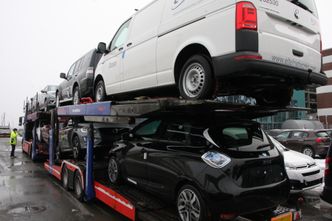 Over 100.000 biler kommer til Norge via Drammen. Rundt 60 prosent fraktes til bilforhandlere i Østlandsområdet med vogntog. Foto: Tore Stensvold