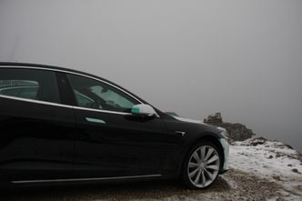 Tesla med bulldozer &quot;på panserert&quot;. El-bilimporten øker med rundt 20 prosent. En jevn strøm av stein fra tunnelprosjekter fylles i havet og øker lagerområder for containere og biler. Foto: Tore Stensvold