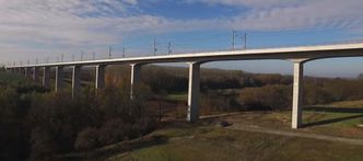 Den slanke konstruksjonen har en vekt på rundt 57 tonn per meter, kontra 139 tonn på konvensjonell jernbane. Dette fører til langt mindre behov for transport av materialer og masser. Foto: Per Corshammar