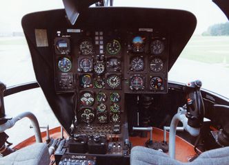 Slik er den analoge cockpiten på Bo 105. Foto: Airbus Helicopters