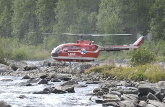 Bo 105 i hover over en elv sommerstid. Foto: Terje Heiestad