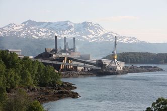 Finnfjord smelteverk produserer 100.000 tonn ferrosilisium i tre smelteovner. Smelteverket har installert dampturbin som produserer 340 GWh fra eksosvarmen. Foto: Wiki Commons/Helga