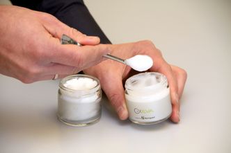 I små glass på 500 ml deler Borregaard ut gratis til bedrifter som ønsker å teste egenskapene for å vurdere om det er noe for dem. Foto: Joachim Seehusen