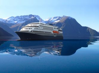 Nye kystruteskip for Bergen-Kirkenes kan ha 60 prosent lavere CO2-utslipp sammenliknet med de nye ekspedisjonsskipene til Hurtigruten. Med batteridrift ladet fra landstrøm, kan skipet gå rundt fire timer på batteri, blant annet i Geirangerfjorden og til og fra kai. Foto: LMG/Gasnor/Norwest3D