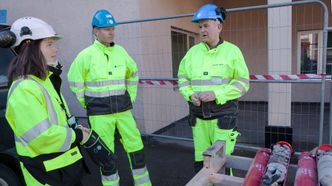 Annken Hagen, Ivar Berge og Bjørn Mindrebø undersøker de helt ferske grunnprøvene. Foto: Mari Gisvold