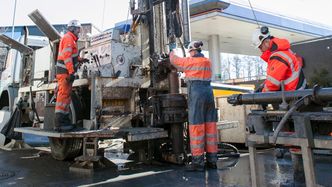Thomas Hansen, Kenneth Truelsenog Anders Bøgholm venter på å kunne hente opp de nyeste prøvene. Foto: Mari Gisvold