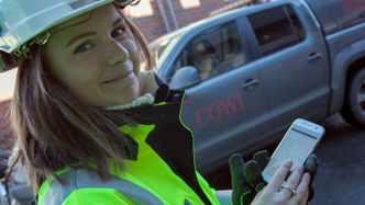 Anniken Hagen i Rambøll Sweco står klar til å undersøke massene som hentes opp fra bakken. Foto: Mari Gisvold