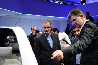 Intel-sjef Brian Krzanich (t.v), Mobileye-grunnlegger Amnon Shashua og Klaus Fröhlich fra BMW Group på CES i januar. Foto: Walden Kirsch/Intel Corporation