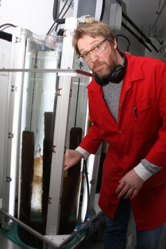 Åsmund Johansen er sjef for marinelaben der det forskes på blant annet alger, tang og tare og annet som kan utvinnes av ressurser fra havet. Foto: Tore Stensvold